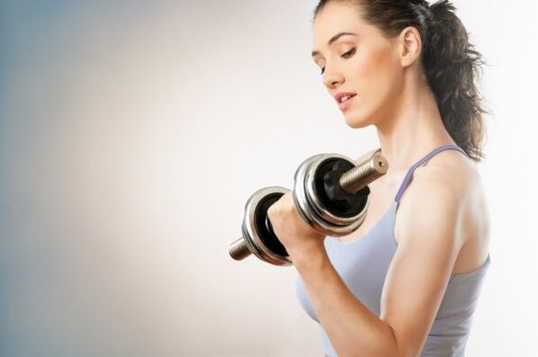 Los ejercicios físicos con mancuernas ayudarán en el proceso de adelgazamiento de 5 kg en 7 días. 