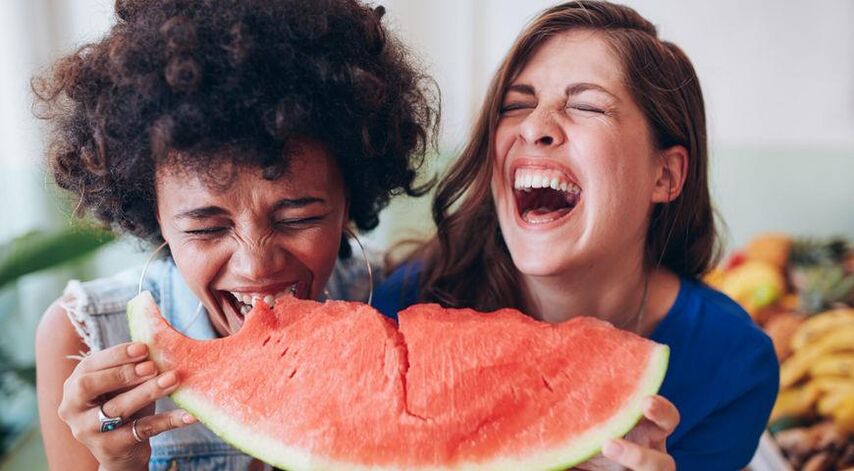 Las chicas comen sandía